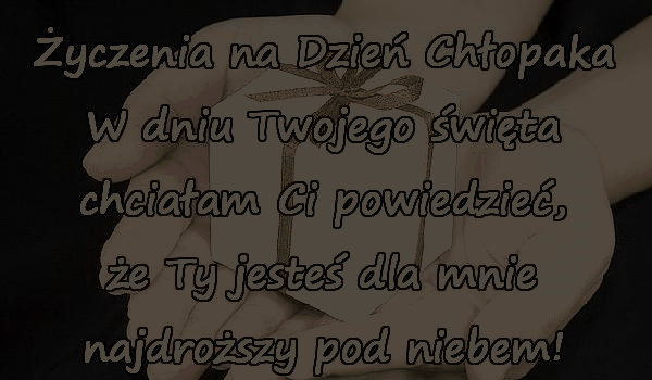 Mały prezent na dłoni i życzenia na dzień chłopaka